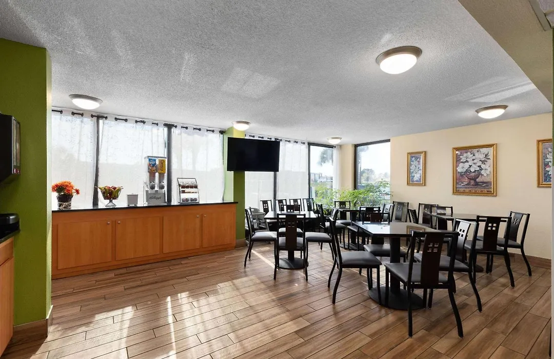 Super 8 By Wyndham Myrtle Beach/Market Common Area-1