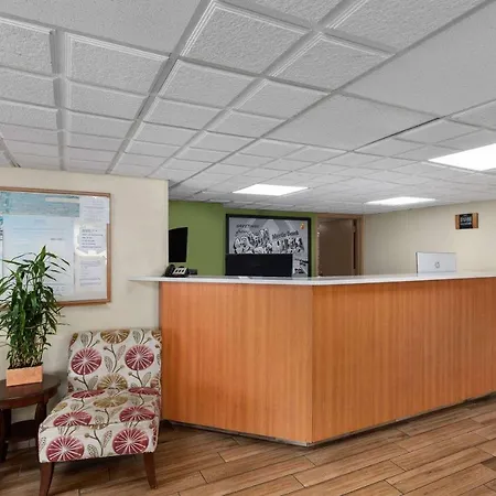 Super 8 By Wyndham Myrtle Beach/Market Common Area-2